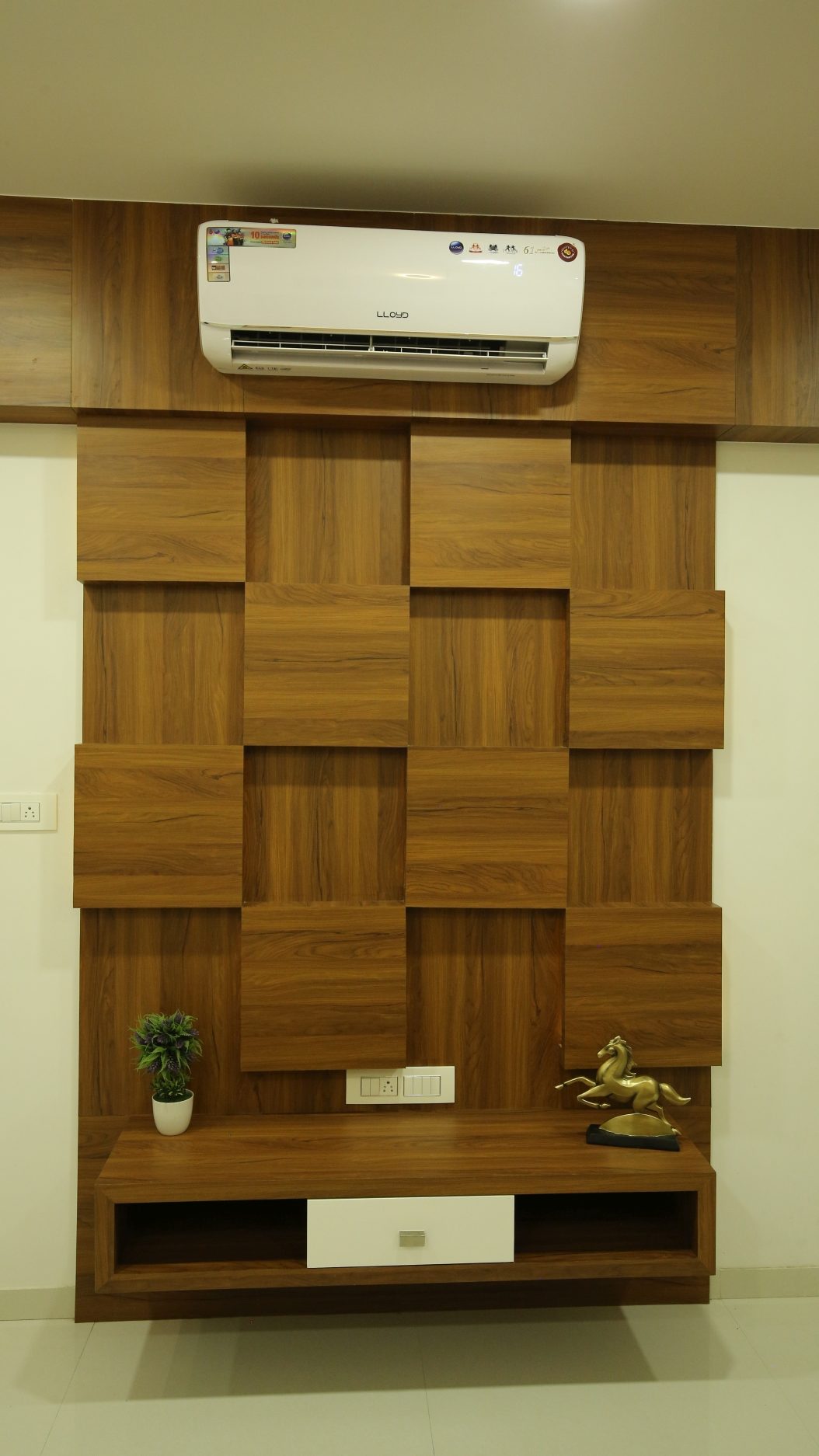 Jiteshbhai  Pramukh YogThe experience of a dream world steeped in the Indian architectural tradition, in a Dumas silhouetted by the sea. - ArtqoraWe make your dream house - We make your dream house